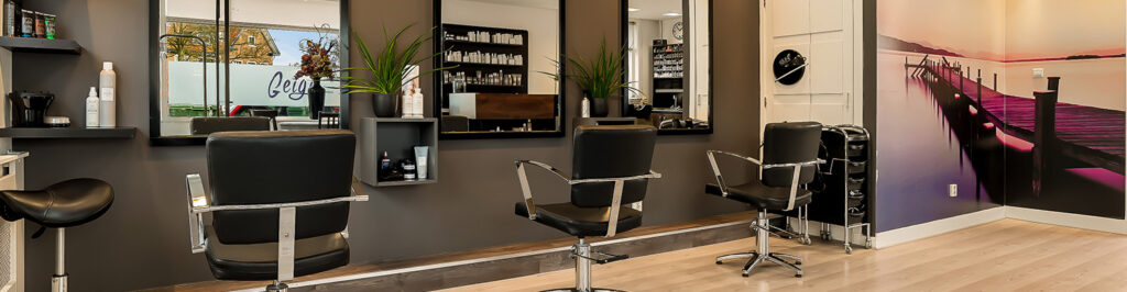 De kappersstoelen bij Geigi Kappers
